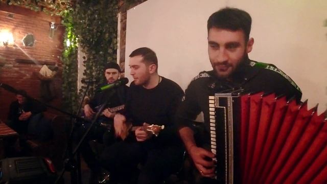 Грузинская группа в одном из кафе Тбилиси песня-6. ქართული ჯგუფი თბილისში, კაფეში სიმღერა-6. смотреть онлайн