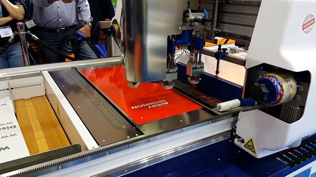 Автоматический станок для работы с самоклеящейся пленкой на FESPA-2015 смотреть онлайн