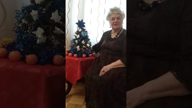 Марианна Озолиня читает своё стихотворение ,,Люблю дарить подарки людям,, смотреть онлайн