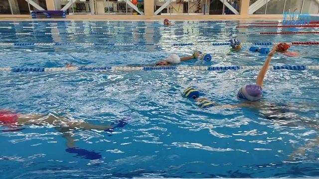 Тренировка по плаванию. Секция для детей с элементами спортивного плавания возраст 8-12 лет. смотреть онлайн