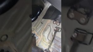 Тойота Королла. не защелкиваются замки спинки задних сидений