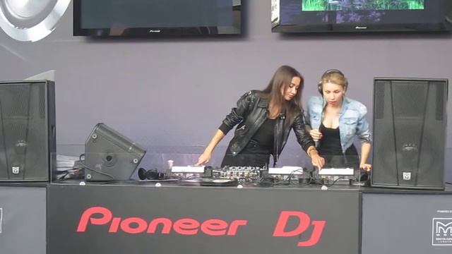 Audio Girls на выставке Музыка Москва-2011, ч.1 смотреть онлайн