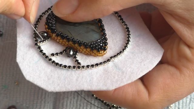 Мастер класс Оригинальная брошь из бисера и камней своими руками смотреть онлайн
