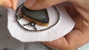 Мастер класс Оригинальная брошь из бисера и камней своими руками