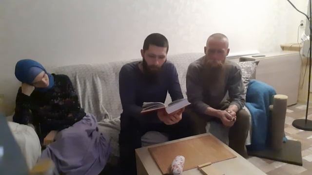 Вячеслав с женой, и Юрий читают Библию перед сном. смотреть онлайн