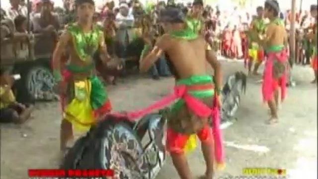Kudho Pranesso ganteng2 penarinya...Jogjakarta java dance смотреть онлайн