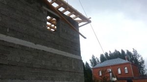 Как быстро поднять доски для крыши на стройке