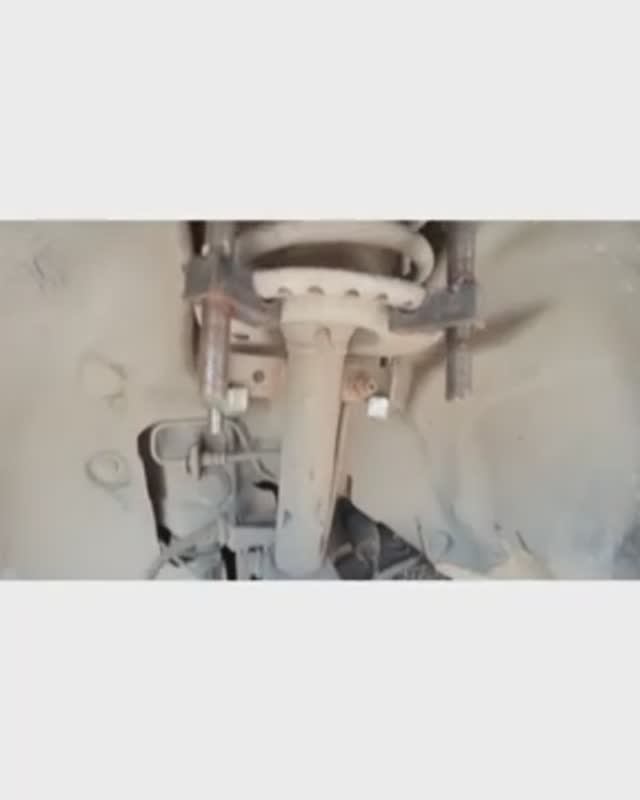 Замена верхней опоры стойки амортизатора рено Меган 2..mp4 смотреть онлайн