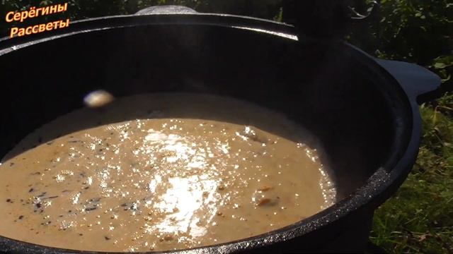 Работа во дворе и вкусный обед в казане! Живу в деревне! смотреть онлайн