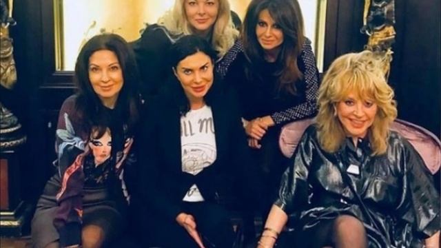 Прямиком из 90-х? Алла Пугачёва в платье выше колен и тонких капроновых колготках пришла в гости смотреть онлайн