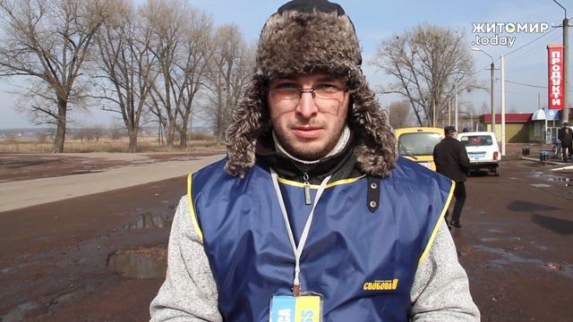 Бійка в Овручі: “тітушки” перешкоджали активістам блокувати російські фури