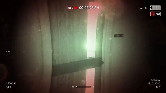 Девушка играет в Outlast 2, много криков! смотреть онлайн