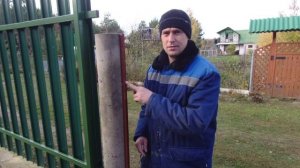 Деревянный забор из необрезной доски. Дёшево и красиво.