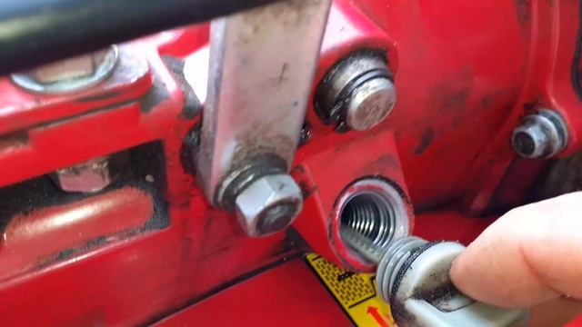 Cum se face schimbul de ulei la motosapă . смотреть онлайн