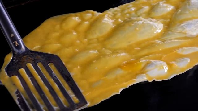 Omelette Egg Roll Kimbap (with Tteokbokki Sauce) / 계란말이 김밥 / Korean Street Food смотреть онлайн