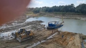 Вытаскиваем земснаряд на берег бульдозерами