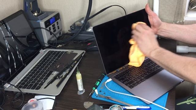 MacBook Pro 13" A1708, A1706, A1707 ремонт экрана с полосами ( так называемая проблема "dustgate") смотреть онлайн