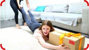 Присвоила чужой подарок? Что внутри?