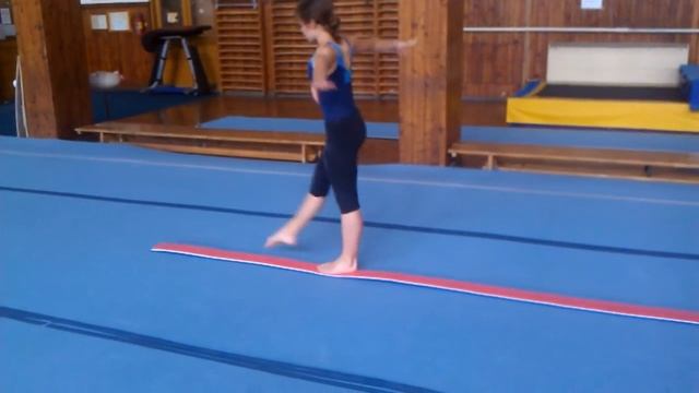 Letní soustředění 2013 - Zuzka - přemet vzad + salto vzad - příprava na kladinu смотреть онлайн