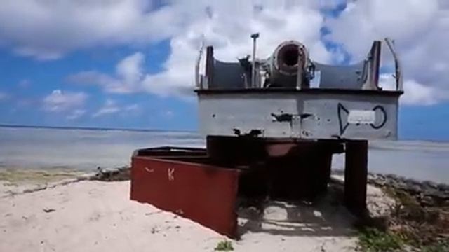 KIRIBATI: WW2 Japanese Vickers 20cm cannon 😲 (1943 battle of Tarawa), Pacific Ocean смотреть онлайн