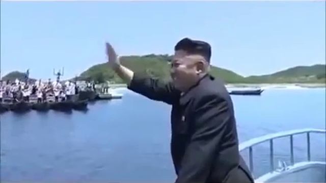 Жители Северной Кореи прыгают в воду, чтобы проводить Ким Чен Ына смотреть онлайн
