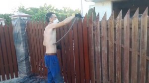 Безвоздушная покраска деревянного забора окрасочным аппаратом и безвоздушным краскопультом. Окраска