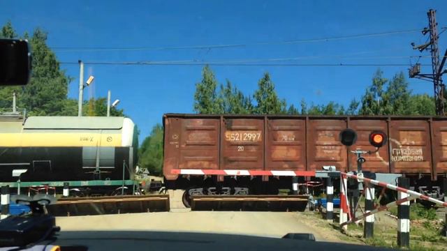 ВЛ11 - 461 с наливным на переезде. Перегон 12км-13км Пермский край смотреть онлайн