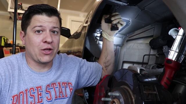 Replacing the Convertible Roof Module (CRM) in an Aston Martin смотреть онлайн