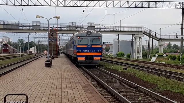 Электричка ЭР9т-674 отправляется со станции Минск-Восточный смотреть онлайн