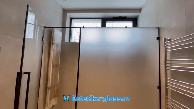 Душевая перегородка в чёрной фурнитуре и матовом стекле смотреть онлайн