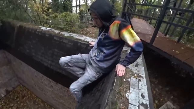 УПАЛ В КОЛОДЕЦ ПРАНК | СКИНУЛ iPhone ДРУГА смотреть онлайн