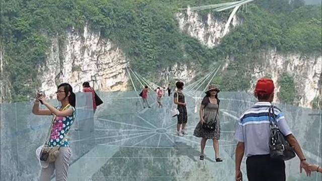 В Китае открылся самый длинный в мире стеклянный мост смотреть онлайн