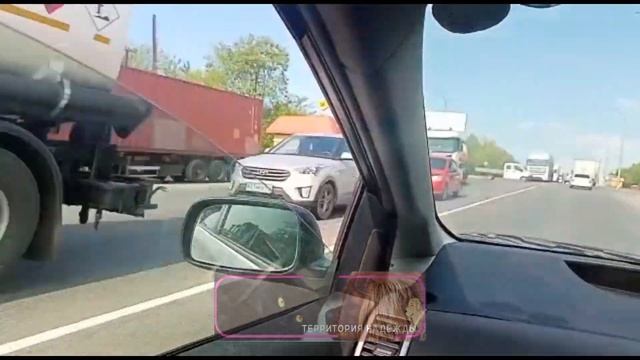 Пробки, пробки на дорогах. Очень тяжело ехать, мы теряем время. смотреть онлайн