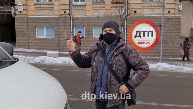В Киеве на заезде на паркинг на Гончара почти всегда стоит какой-то тазик и мешает проехать. смотреть онлайн