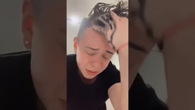 КРАШУ ВОЛОСЫ АКТИВИРОВАННЫМ УГЛЁМ В ЧЁРНЫЙ #shorts прода в моем тг - druemae смотреть онлайн