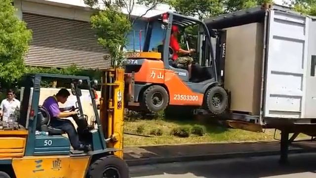 Креативный способ погрузки в контейнер при помощи двух погрузчиков смотреть онлайн