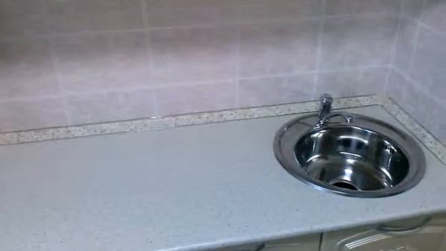 Небольшой кухонный гарнитур, в светлых тонах, смотрится тепло и уютно. смотреть онлайн