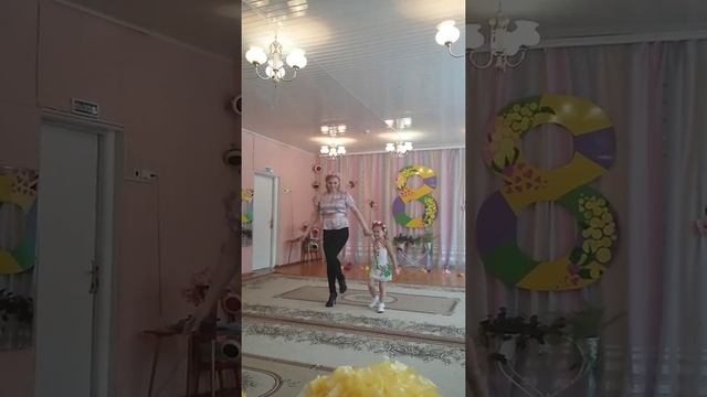 Танец "Мама и дочка" в садике смотреть онлайн