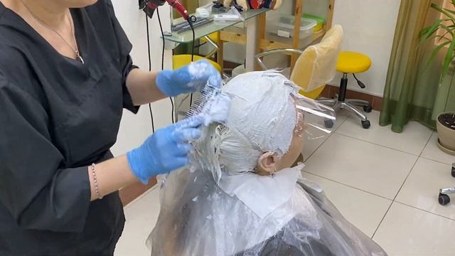Платиновый блонд с темным корнем, обесцвечивание желтых волос. Окрашивание волос смотреть онлайн