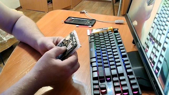Заклеиваю дисплей на клей T-7000 смотреть онлайн