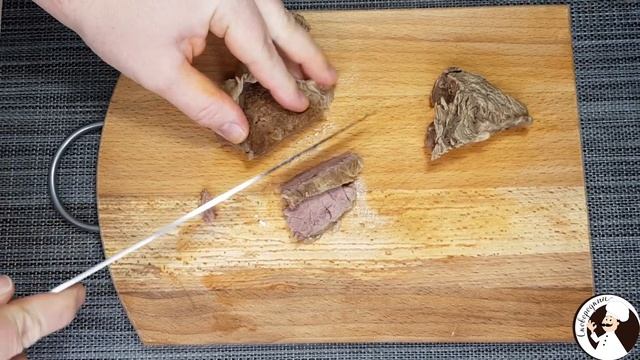 Классический борщ с мясом и с зернами петрушки. смотреть онлайн