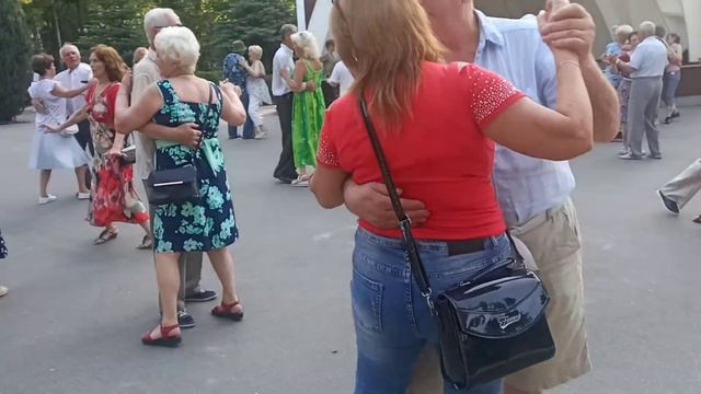 Осенние листья!!!??Танцы в парке Горького!!!??Харьков??2021 смотреть онлайн