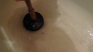 Как прочистить засор в ванной