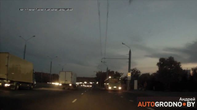 Фура неудачно перестроилась на Румлевском пр-те и Seat Lion оказался на разделительной полосе смотреть онлайн