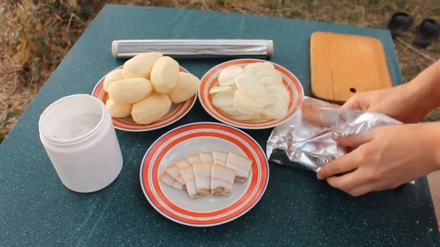 САМЫЙ простой и ВКУСНЫЙ рецепт КАРТОФЕЛЯ с салом и луком на костре смотреть онлайн