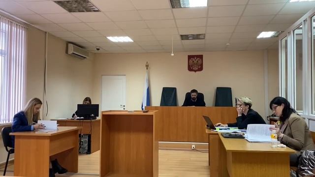 Следователь в клетке не дал знакомиться с делом. смотреть онлайн