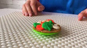 Марк играет в ресторан с волшебной едой Play Doh для детей