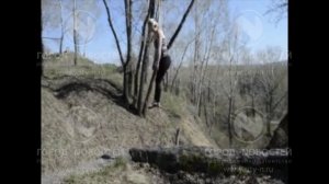 Девушку проткнули гвоздями и подвесили