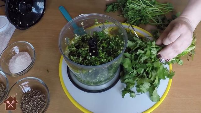 ЗЕЛЕНАЯ АДЖИКА очень ПРОСТОЙ и ОСТРЫЙ РЕЦЕПТ смотреть онлайн