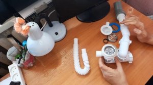 Как собрать и установить сифон в ванну за 30 секунд. Справится даже девушка